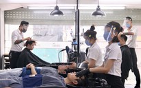 3 tuần 'nhịn' cắt tóc, người Hà Nội đi làm đẹp khi hết cách ly xã hội