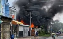TP.HCM: Cháy nhà tại vùng ven, người dân ôm đồ tháo chạy