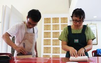 Vợ chồng trẻ khởi nghiệp bằng nghề phục chế sách Hán Nôm
