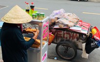 Tủ bánh mì Sài Gòn chưa bao giờ ế: Bác xe ôm, cô ve chai... dừng chân
