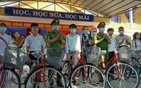 Trao tặng xe đạp, học bổng cho học sinh nghèo