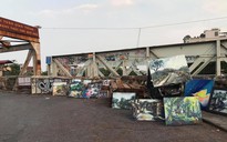Hoạ sĩ nghèo bán tranh trên cầu Long Biên: 'Có kiếp sau vẫn làm họa sĩ'