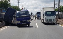 TP.HCM: Xe tải đang chạy rơi bánh lật nghiêng, người đi đường khiếp vía