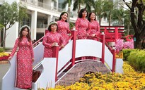 Người Sài Gòn dạo đường hoa Phú Mỹ Hưng: Mang 3 bộ đồ mới để check-in