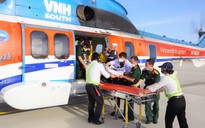 Trực thăng chở bệnh nhân bị nhồi máu cơ tim về đất liền cấp cứu