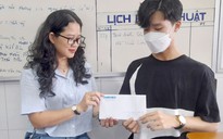 Trao tiền bạn đọc hỗ trợ em học sinh Đà Nẵng ghép thận