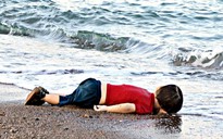 Thế giới bàng hoàng nhìn xác đứa bé 3 tuổi di dân dạt vào bờ