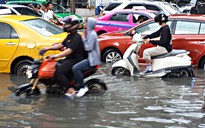 Bangkok tê liệt vì đường biến thành sông do mưa lớn