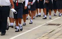 Học sinh lớp 8 bị phạt vì không mặc áo lá đúng quy định
