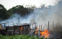 Cháy lớn tại xóm nhà tạm cạnh hồ Linh Quang