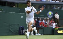 Đối thủ bỏ cuộc, Djokovic và Federer đi tiếp vào vòng 2 Wimbledon
