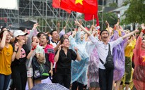 Người hâm mộ Hà Nội, TP.HCM đội mưa ủng hộ Olympic Việt Nam