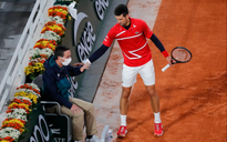 Novak Djokovic lại đánh bóng trúng trọng tài dây tại Pháp Mở rộng