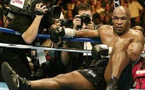 Mike Tyson liên tục có hành động ‘lạ’ trên sóng truyền hình