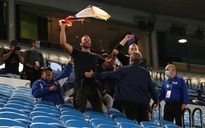 Bị ‘đuổi’ khi đang xem Djokovic thi đấu, khán giả Úc mở rộng biểu tình