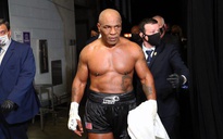 Mike Tyson thể hiện tốc độ và sức mạnh ở tuổi 55