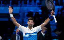 Djokovic thể hiện đẳng cấp, Tsitsipas thất bại trong trận ra quân ở ATP Finals
