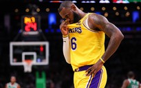 Siêu sao LeBron James trở lại, Lakers vẫn bại trận