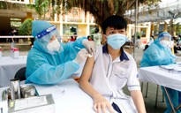 Học sinh Hà Nội chờ lịch tiêm vắc xin Covid-19