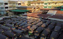 Tết buồn: hàng dài xe buýt, thuyền, taxi nằm không ở Thái Lan