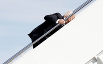 Tổng thống Biden '100% ổn' sau 3 lần vấp ngã trên cầu thang chuyên cơ