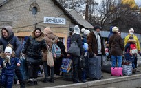 Lo sợ chiến tranh, người Donetsk lên tàu sang Nga sơ tán