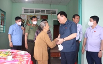 Chủ tịch Quốc hội Vương Đình Huệ thăm Mẹ Việt Nam anh hùng ở Vĩnh Long