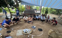 Vĩnh Long: Bắt giữ 14 người đánh bạc trong khu nhà mồ, thu gần 200 triệu đồng tang vật