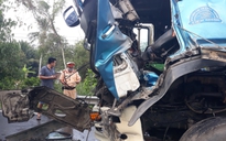 Tai nạn ở Vĩnh Long: Xe tải tông xe đầu kéo, tài xế kẹt trong ca bin