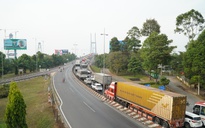 Cầu Mỹ Thuận ùn tắc cục bộ, nhiều xe máy dừng chờ bên đường trở lại TP.HCM