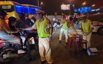 Kẹt xe kinh hoàng tại cầu Mỹ Thuận: CSGT phát nước cho người dân rời quê