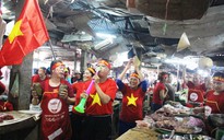 Các dì, các chị ở chợ đồng loạt áo đỏ 'múa thớt' cổ vũ U.23 VN
