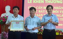 Khen thưởng cán bộ quỹ tín dụng nhanh trí khống chế tên cướp có súng