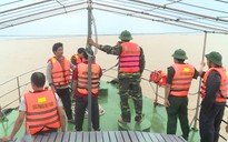 Tìm thấy 1 thi thể ngư dân mắc kẹt dưới tàu cá Nghệ An bị chìm