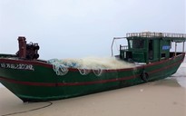 Tàu lạ không người, có ghi chữ Trung Quốc dạt vào bờ biển Quảng Bình