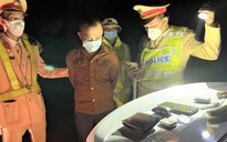 Quảng Bình: Phát hiện người đàn ông lái ô tô chở nhiều dao và ma túy