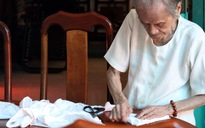Cảm động câu chuyện Mẹ VNAH 95 tuổi cần mẫn may khẩu trang vải tặng người nghèo
