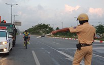 CSGT nhắc người đi xe đạp vào làn ô tô: ‘Tập thể dục để khỏe nhưng phải đúng luật'