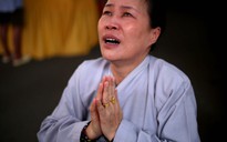 Người người khóc nức nở trong lễ cầu siêu cho nạn nhân tai nạn giao thông
