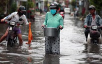 Nhiều tuyến đường ngập sâu nửa mét vì mưa lớn, người Sài Gòn vất vả lội nước