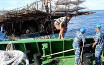 Cứu sống 3 ngư dân trên tàu cá Thanh Hóa bị lật