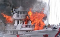 Cháy tàu du lịch trên vịnh Hạ Long, 21 người thoát nạn