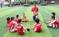 Cha mẹ cho con học tiếng Anh bằng bóng đá ở Sài Gòn