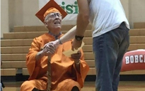Cụ ông 89 tuổi nhận bằng tốt nghiệp trung học