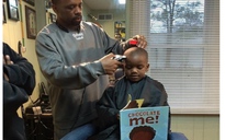 Tiệm cắt tóc giảm giá nếu trẻ vừa cắt tóc vừa đọc sách