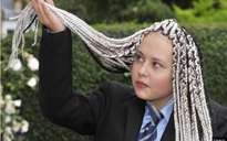 Nữ sinh Anh bị nhà trường đuổi học vì kiểu tóc lạ
