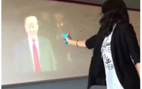 Cô giáo Mỹ bị đình chỉ vì ‘giỡn mặt’ với hình ông Trump