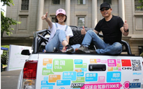 Phụ huynh Trung Quốc dùng xe chở con đến Mỹ nhập học