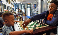 Luyện cờ ở tiệm hớt tóc, cậu bé 12 tuổi vô địch cờ vua Mỹ
