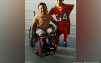 Cậu bé 8 tuổi gây quỹ mua xe lăn tặng bạn thân